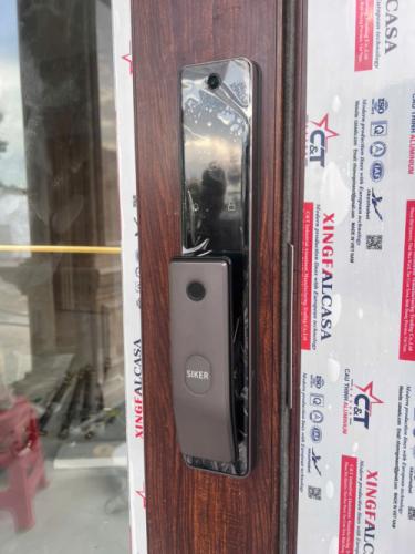 BÀN GIAO CÔNG TRÌNH QUẬN TÂN PHÚ: LẮP ĐẶT KHÓA THÔNG MINH SIKER KTS 110PR CHO CỬA NHÔM THỦY LỰC