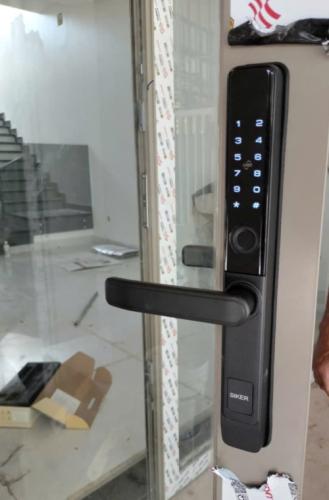 Bàn Giao Khóa Cửa Nhôm Thông Minh Siker KTS 105 Cho Cửa Nhôm Xingfa Tại Quận 5