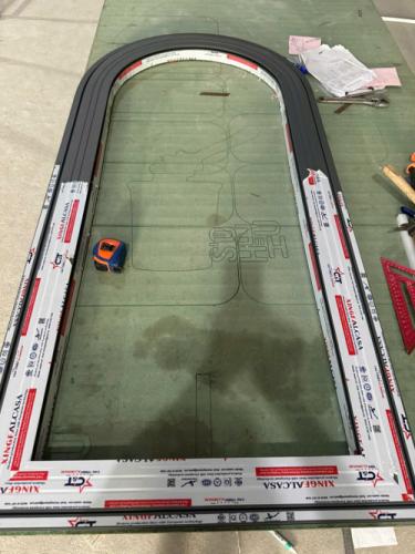 Giải pháp uốn vòm nhôm hiện đại cho thi công cửa và kiến trúc cong thẩm mỹ cao