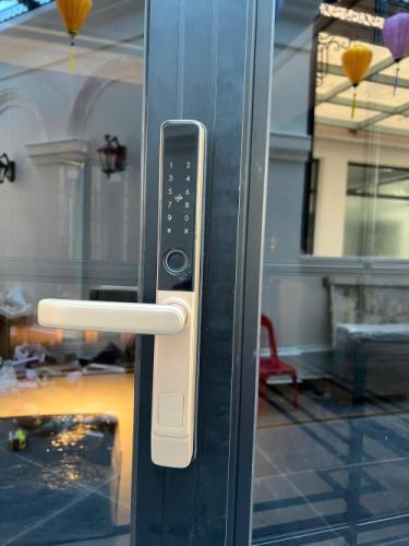 Khóa Vân Tay Siker KTS105 – An Toàn, Đẳng Cấp Cho Cửa Nhôm Kính Hiện Đại