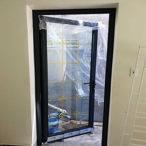 CỬA ĐI 1 CÁNH MỞ QUAY PMI KẾT HỢP KÍNH HOA ĐỒNG