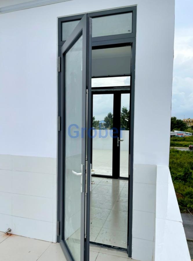 CỬA ĐI GROBER MỞ QUAY 1 CÁNH MÀU XÁM