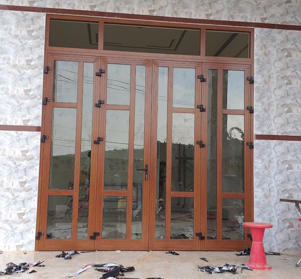 CỬA ĐI MỞ QUAY XINGFA VÂN GỖ CHIA ĐỐ