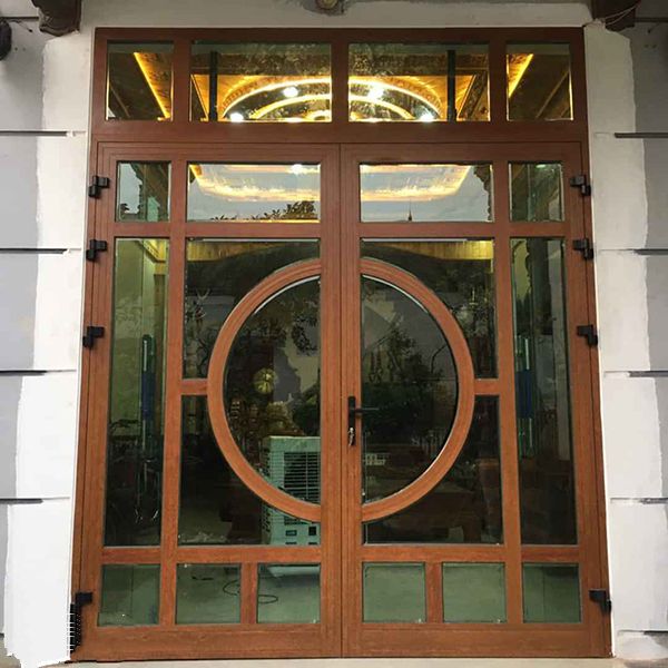 CỬA ĐI MỞ QUAY XINGFA VÂN GỖ CHIA ĐỐ