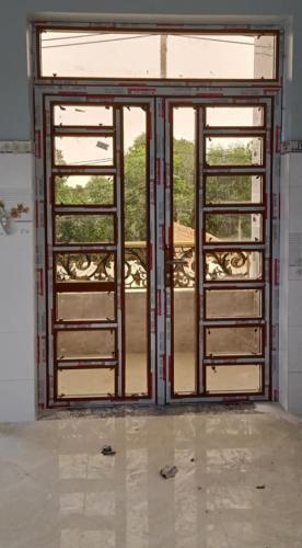 CỬA ĐI XINGFA VÂN GỖ CHIA ĐÓ KẾT HỢP KÍNH MÀU TRÀ