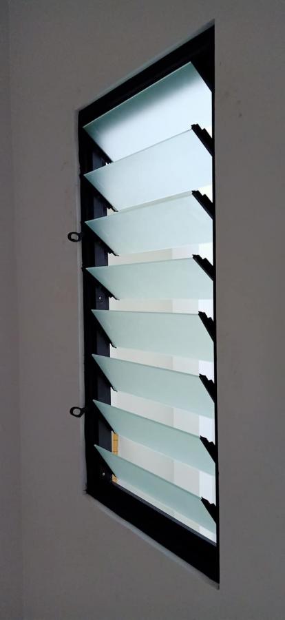 CỬA LÁ SÁCH LẮP KHUNG XINGFA NHẬP KHẨU HỆ 55 CỬA LÁ SÁCH LẮP KHUNG XINGFA NHẬP KHẨU HỆ 55