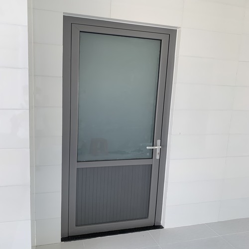 CỬA NHÔM GROBER 1 CÁNH TRÊN KÍNH DƯỚI PANO MÀU XÁM ÁNH KIM